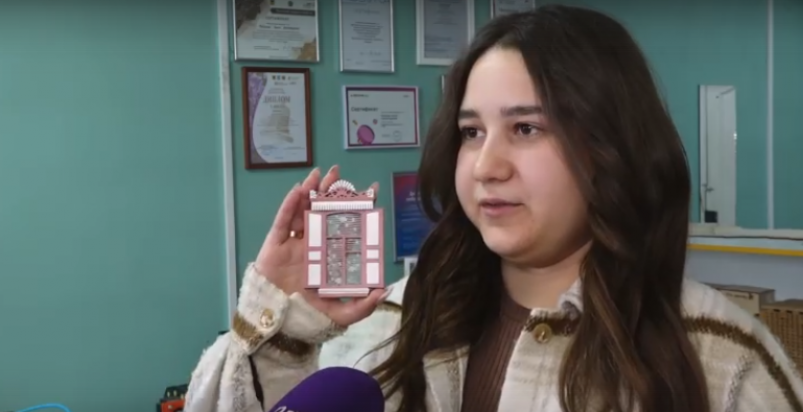 Алина Матвеева со своим сувениром Кадр из видео
