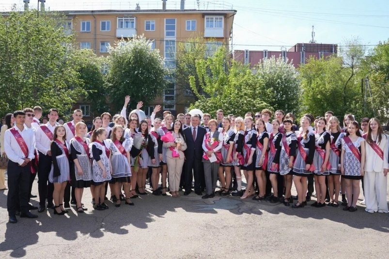 Игорь Кобзев поздравил выпускников и их преподавателей с последним звонком пресс-служба правительства Приангарья