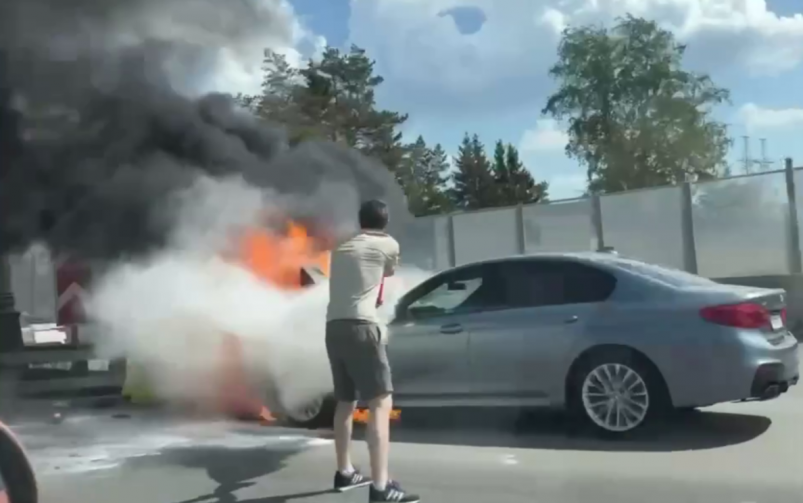 Автомобиль BMW сгорел на Юге Москвы Скриншот из видео