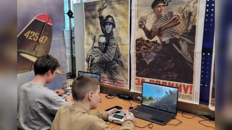 На специализированной площадке для применения беспилотных летательных аппаратов центра "Патриот" реализуется общеразвивающая программа по направлению "Беспилотная авиация" kamgov.ru