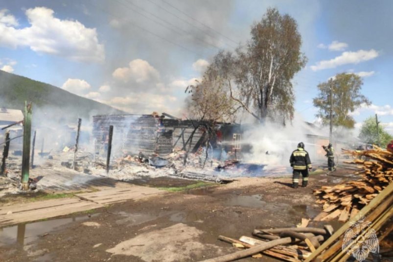 Два двухквартирных дома, гараж и постройки сгорели в Жигалово из-за детской шалости МЧС по Иркутской области