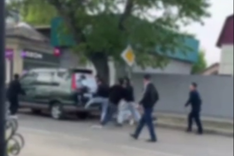 Драка в Улан-Удэ на улице Банзарова Весь Улан_удэ