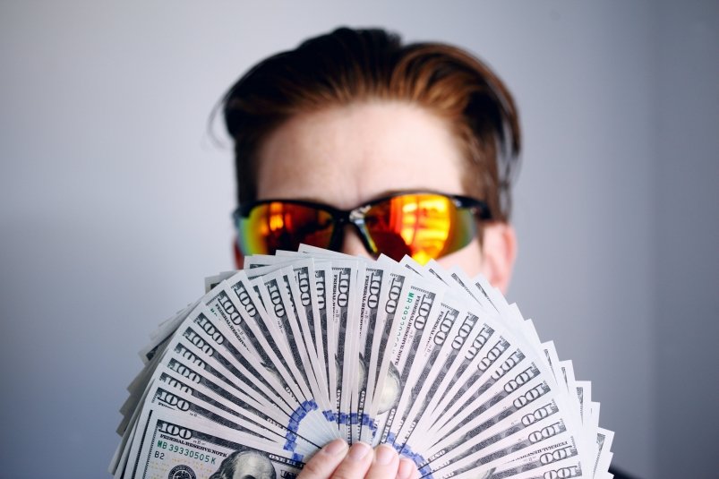 Мужчина держит деньги unsplash.com