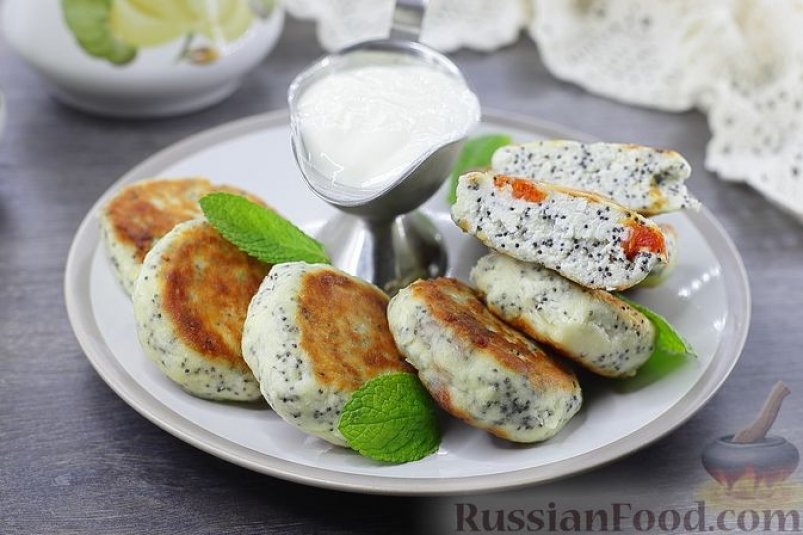 Волшебное утро: нежные сырники с курагой, маком и ароматом ванили russianfood.com