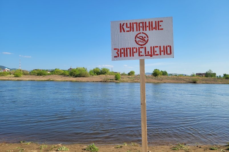 На реке поставили таблички с запретом на купание, однако они не помогают UlanMedia (УланМедиа)