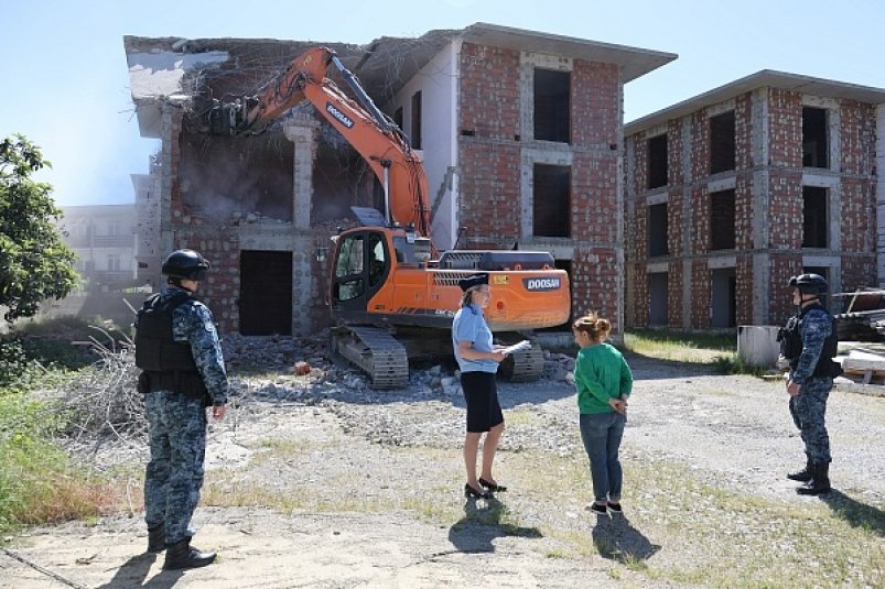 В Сочи снесли два незаконных многоквартирных дома пресс-служба администрации Сочи