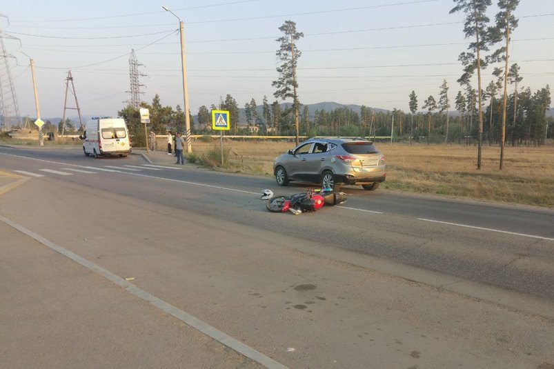 В Улан-Удэ бесправный мотоциклист сломал ногу в ДТП ГИБДД по Бурятии