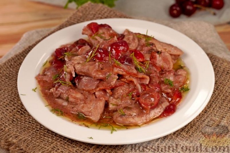 Вкус праздника: нежная курица под винным соусом с вишней russianfood.com