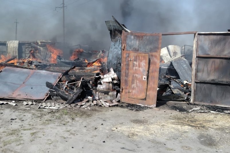 Пожар в пгт. Серышево ликвидируют огнеборцы, военные и дружинники Амурский центр ГЗ и ПБ
