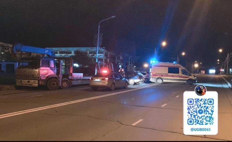 "Тойоту" занесло в припаркованный грузовик в Южно-Сахалинске УГИБДД УМВД России по Сахалинской области