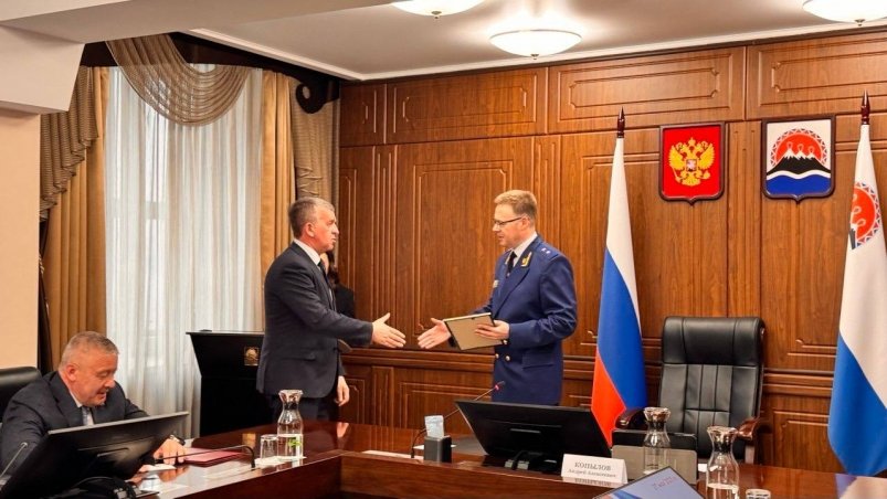 Прокурор Камчатского края поздравил парламент с юбилеем Прокуратура Камчатского края
