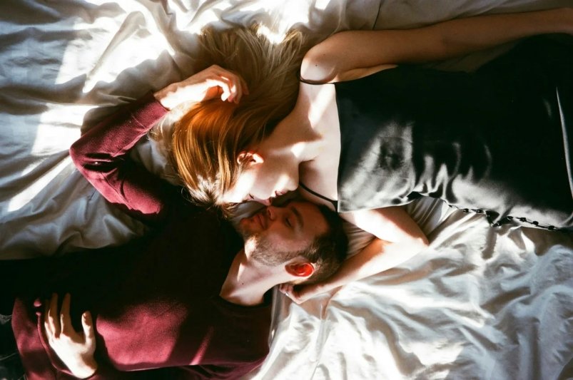 Мужчина и женщина лежат на кровати unsplash.com