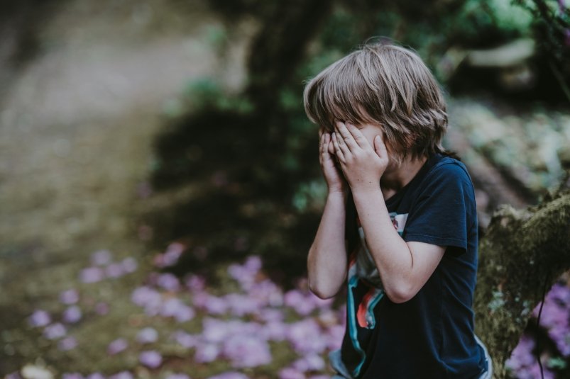 Мальчик плачет unsplash.com