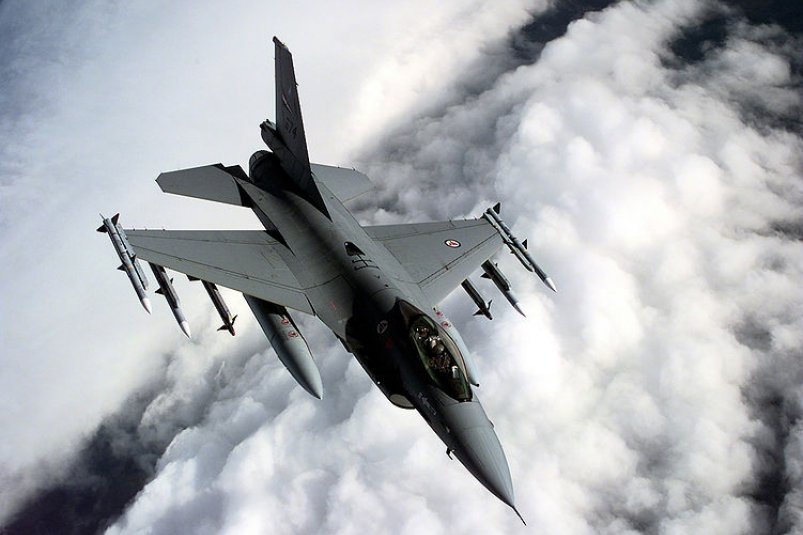 F-16 commons.wikimedia.org