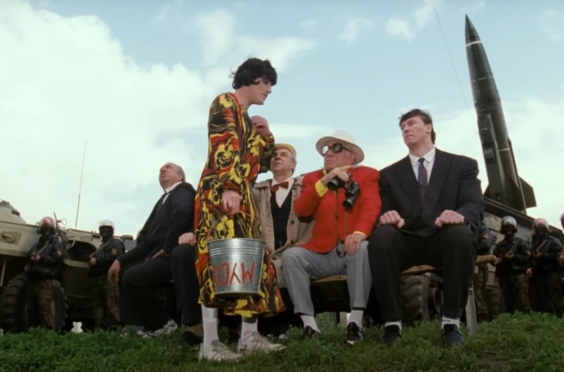 Сегодня стыдно смотреть эти 3 фильма, а вот в 1990-х они были шедеврами кадр из фильма "Ширли-мырли" (18+)