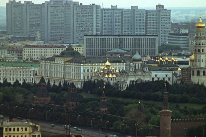 Москва - Петербург: угадайте 5 фильмов по городскому пейзажу Кадр из фильма "Служебный роман" (6+)