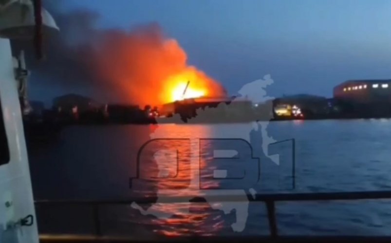 В Октябрьском на Камчатке продолжает полыхать рыбокомбинат ТГ-канал ДВ1 (18+)