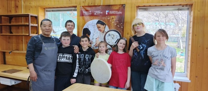 Школьники Быстринского района Камчатки изготовили традиционный бубен Пресс-служба Природный парк Вулканы Камчатки