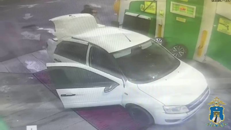 Ставрополец снял колёса с двух автомобилей, потому что у него не было "запаски" Скриншот видео УМВД по Ставрополью