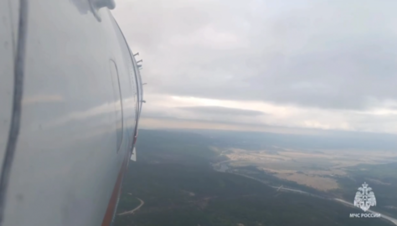 Авиацию привлекли для тушения пожара возле Дарасуна кадр из видео