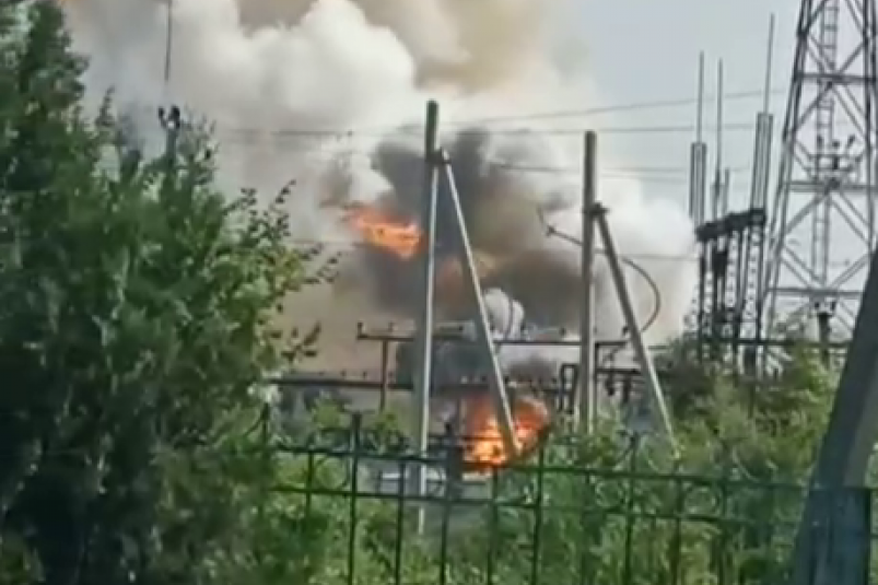 Пожар вспыхнул на электроподстанции в Ипатово на Ставрополье Скриншот видео из соцсетей