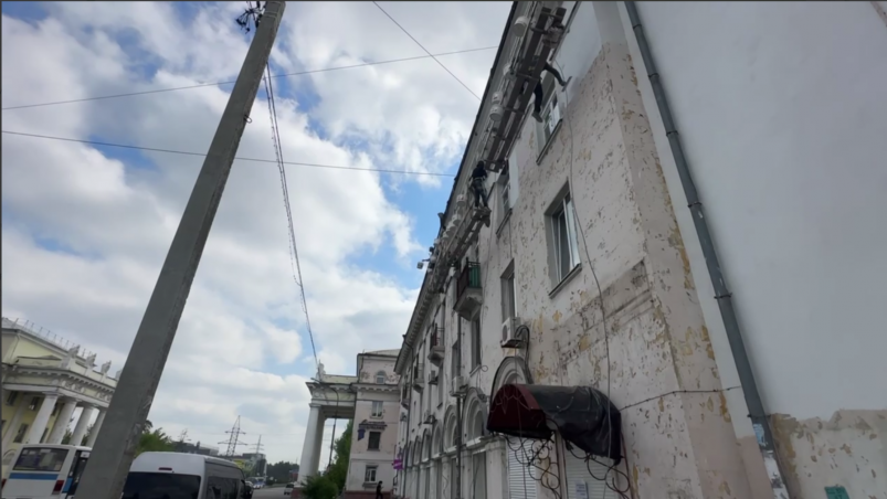 На центральных улицах Ангарска продолжают ремонтировать фасады домов тг-канал (18+) мэра АГО Сергея Петрова