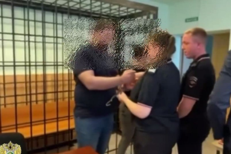 Экс-полицейский взят под стражу в зале суда скриншот видео - прокуратура Амурской области