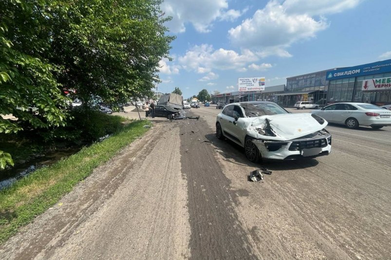 Грузовая "Газель" протаранила Porsche Cayenne и Kia в Пятигорске Госавтоинспекция Пятигорска