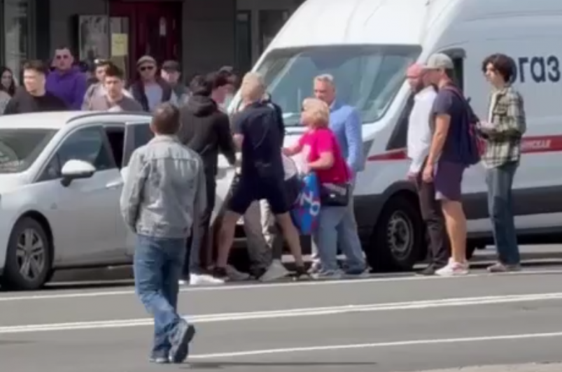 Появились подробности того, почему девушку затолкали в машину в Москве Скриншот из видео очевидцев