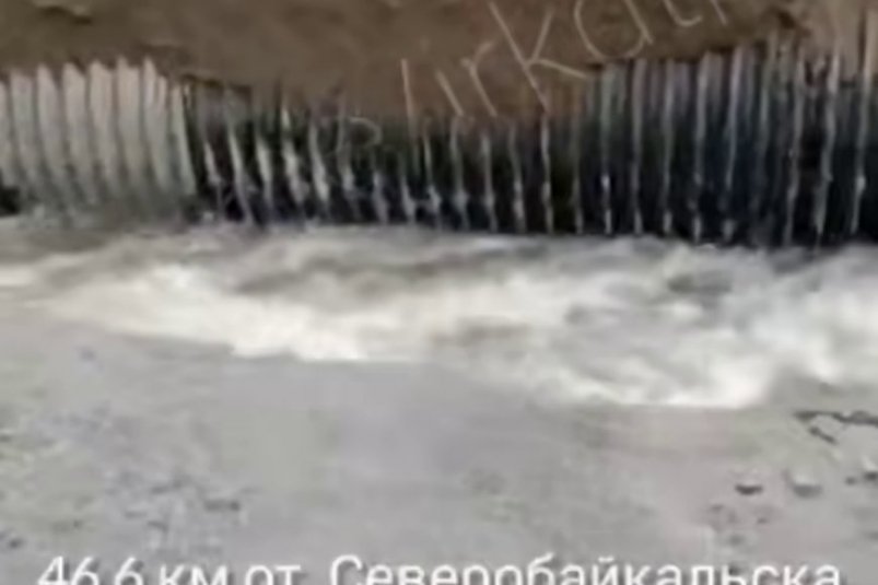 Поток талых вод размыл дорогу в Казачинско-Ленском районе тг-канал (18+) "ДТП38"