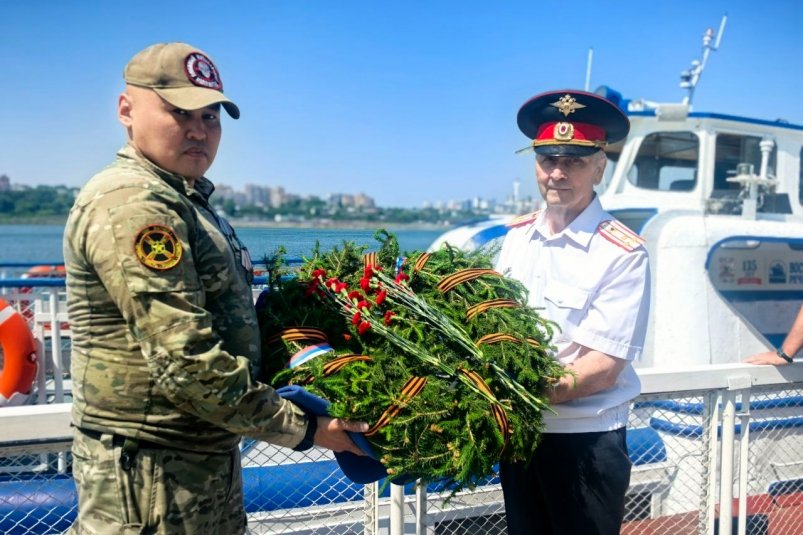 Памятный венок запустили по волнам Ангары в Иркутске Пресс-служба ВСЛУ МВД России на транспорте