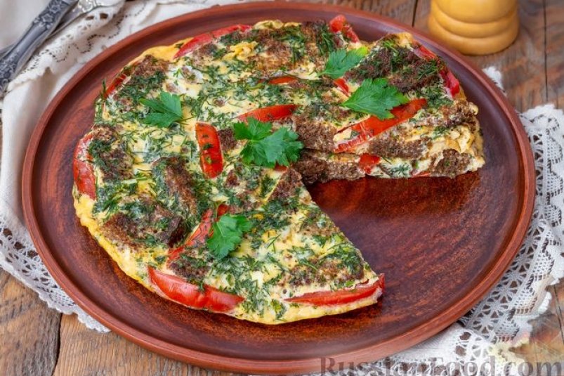 Простой, но необычный завтрак: сытный омлет с хрустящими гренками - готов за 10 минут russianfood.com
