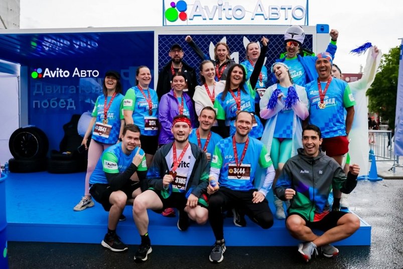 Авито Авто и пилот Формулы-1 Сергей Сироткин поддержали забег в рамках ПМЭФ Авито