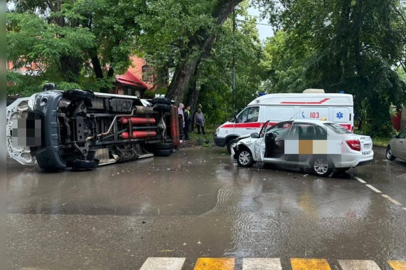Маршрутка перевернулась при столкновении с такси в Ессентуках пресс-служба Госавтоинспеции Ставрополья