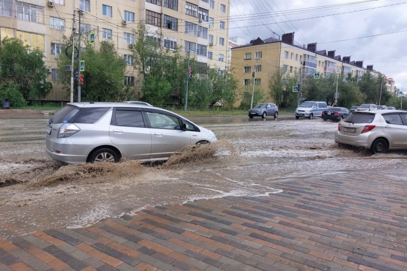 В Якутске откачали более 2 тысяч кубометров дождевой воды с улиц ИА YakutiaMedia