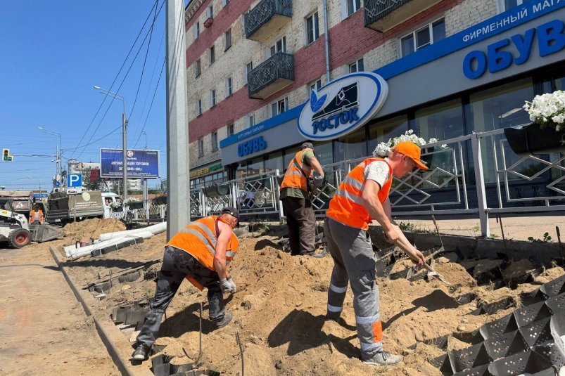 На ул. Ербанова обновляют газоны администрация г. Улан-Удэ