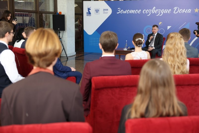 Глава Дона поздравил выпускников-отличников на приёме в Музыкальном театре Пресс-служба правительства Ростовской области