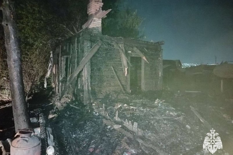 В Улан-Удэ ночью сгорели жилой дом и гараж МЧС по Бурятии
