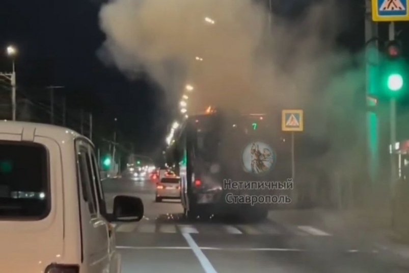 Крыша троллейбуса с пассажирами загорелась в Ставрополе скриншот из видео, телеграм-канал (18+) "Нетипичный Ставрополь"
