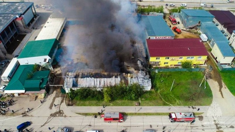 Пожар на овощной базе продолжают тушить в Якутске МЧС России по Якутии
