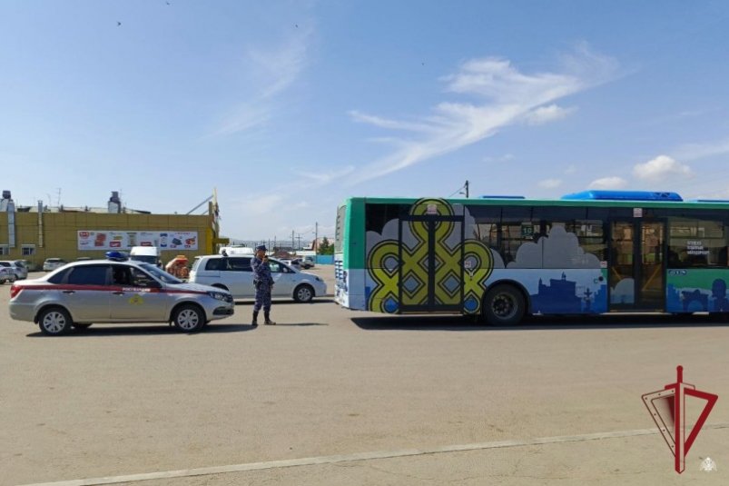 В Улан-Удэ дебошир бросал камни в автобус Росгвардия по Бурятии