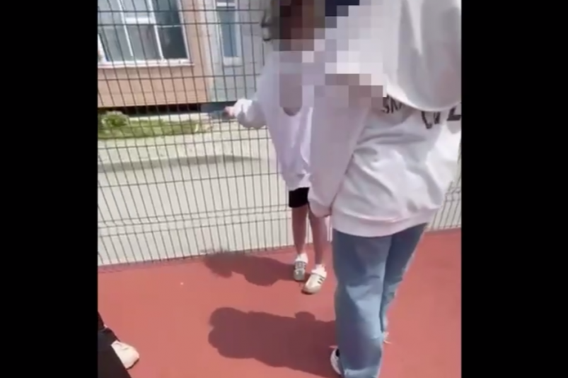 На Сахалине группа девочек сняла на видео избиение школьницы telegram-канал "ИНЦИДЕНТ | САХАЛИН"