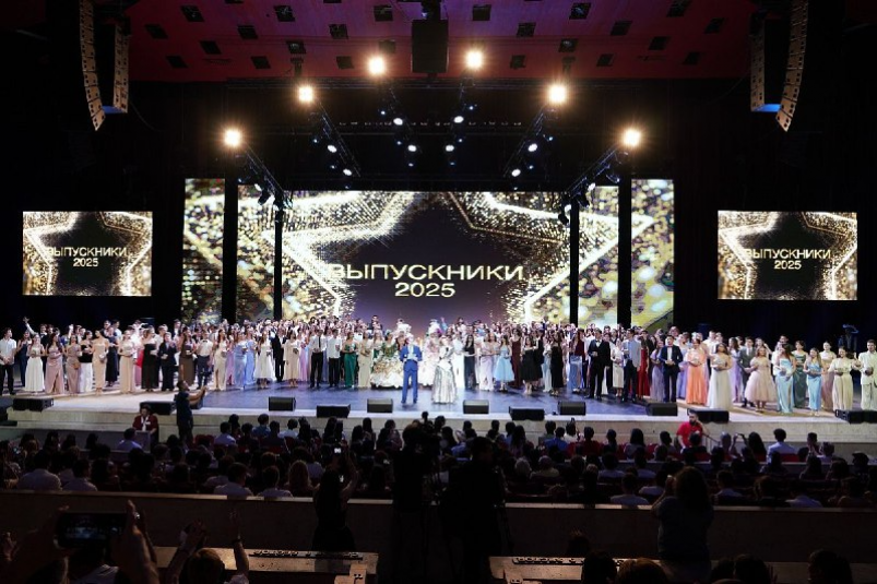 В Сочи прошел общегородской выпускной вечер "Герои будущих побед" t.me/officialsochi