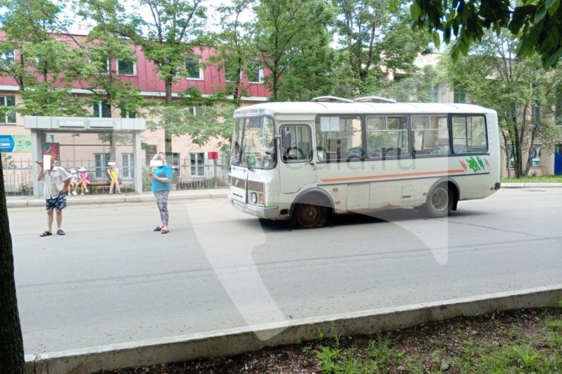 Колесо лопнуло на ходу у пассажирского автобуса в центре Биробиджана ИА ЕАОMedia