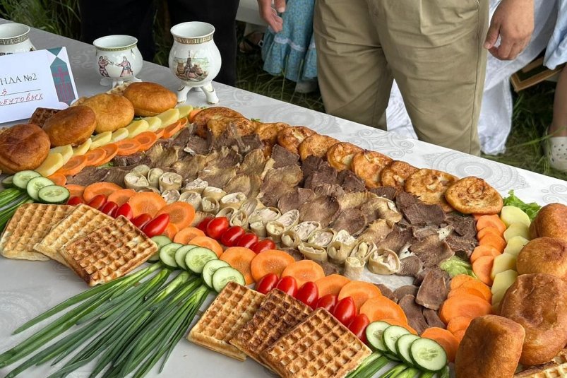 В Якутске прошёл фестиваль якутской кухни "Ыhыах сандалыта" Департамента предпринимательства, потребительского рынка и развития туризма ОА г. Якутска.
