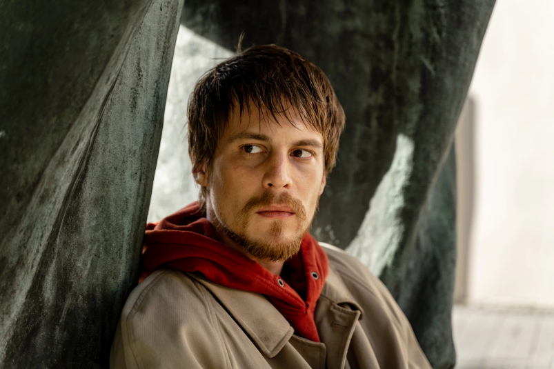 Иван Янковский в роли главного героя скрин из сериала "Преступление и наказание"(18+)