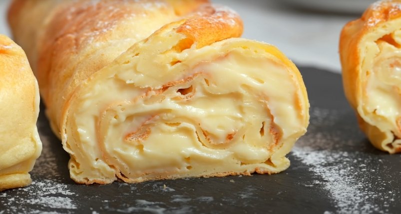 Льем тесто на противень и получаем рулет-вкуснятину - порция на пятерых, но съели вдвоем скриншот видео с youtube-канала " Alina FooDee" (12+)