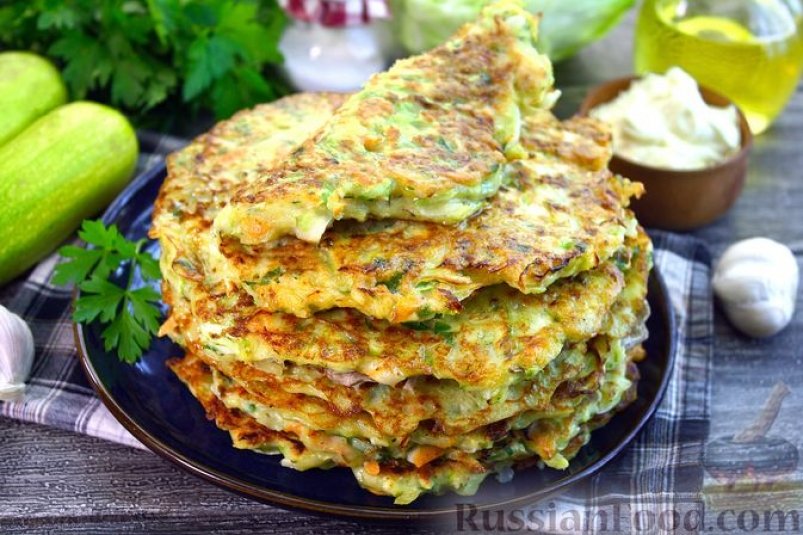 Овощной микс на сковороде: блины из кабачков, капусты и картошки russianfood.com