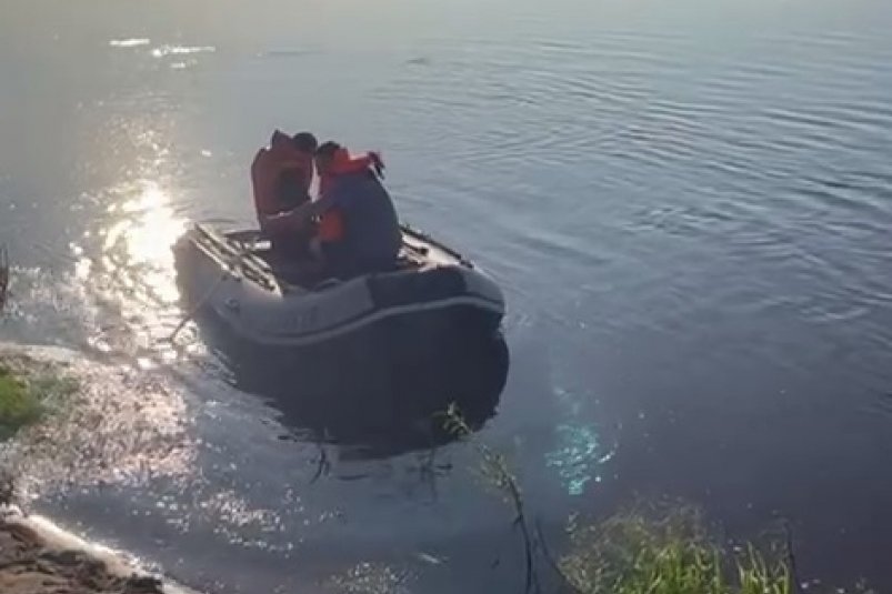 Попавшего в беду мужчину спасатели доставили на берег на моторной лодке скриншот видео - Амурский центр ГЗ и ПБ