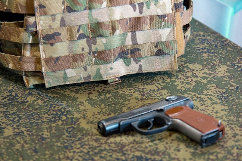 Пистолет, бронежилет Илья Аверьянов, ИА PrimaMedia.ru